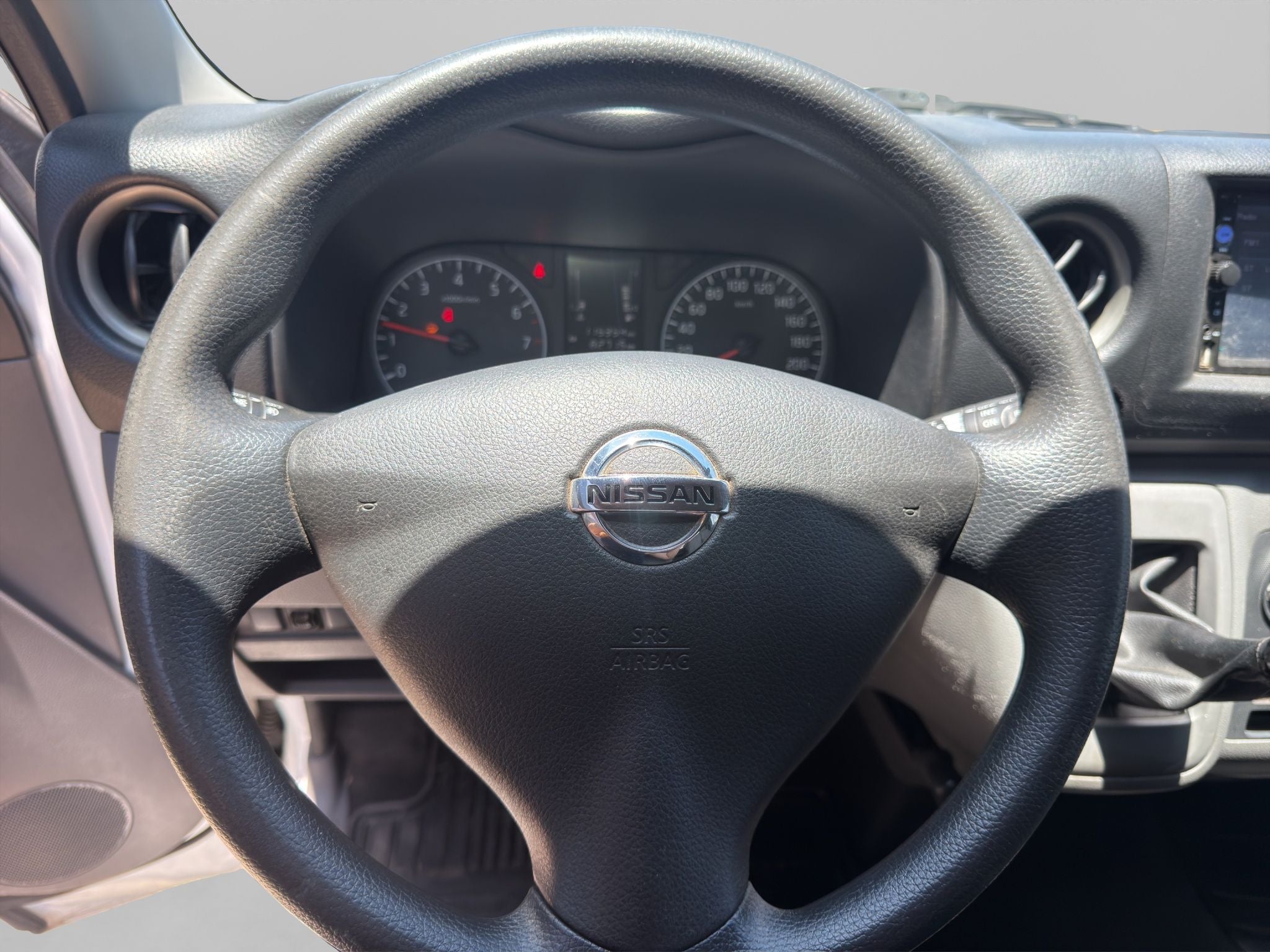 2022 Nissan URVAN 4 PTS AMPLIA TM5 AAC DESEM TRAS 15 PAS