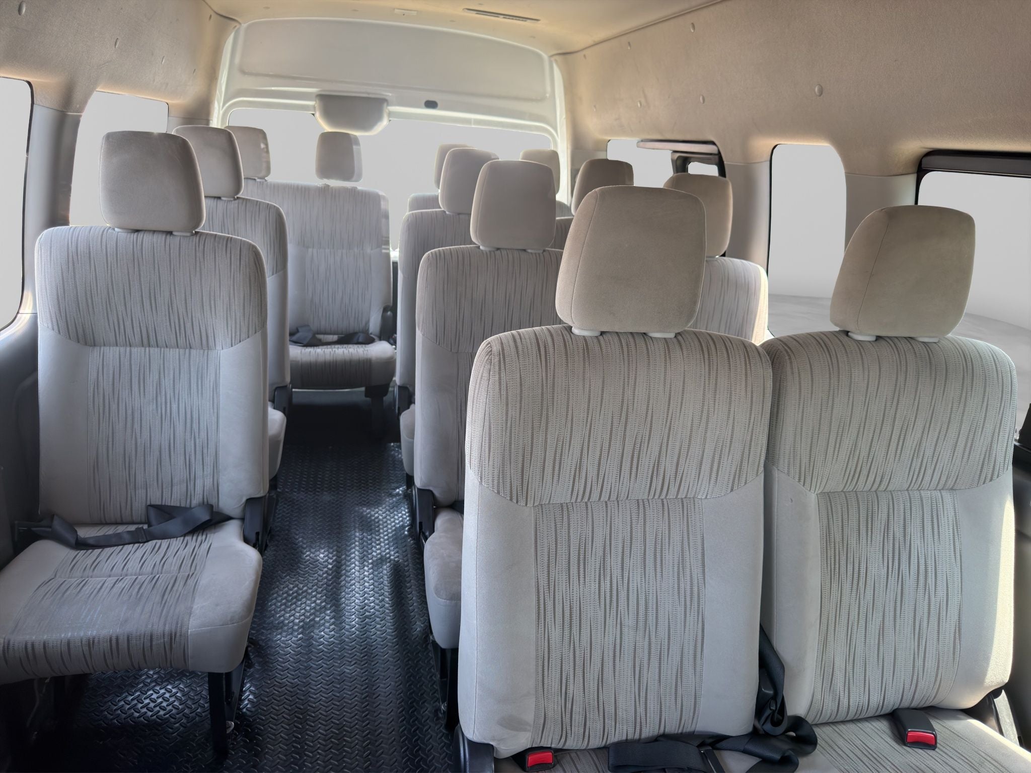 2022 Nissan URVAN 4 PTS AMPLIA TM5 AAC DESEM TRAS 15 PAS