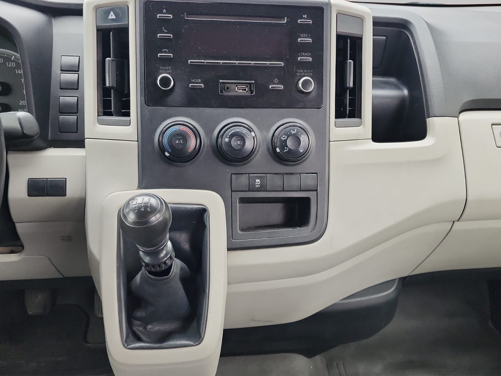 2023 Toyota HIACE 4 PTS DX SUPERLARGA TM5 CVENTANAS
