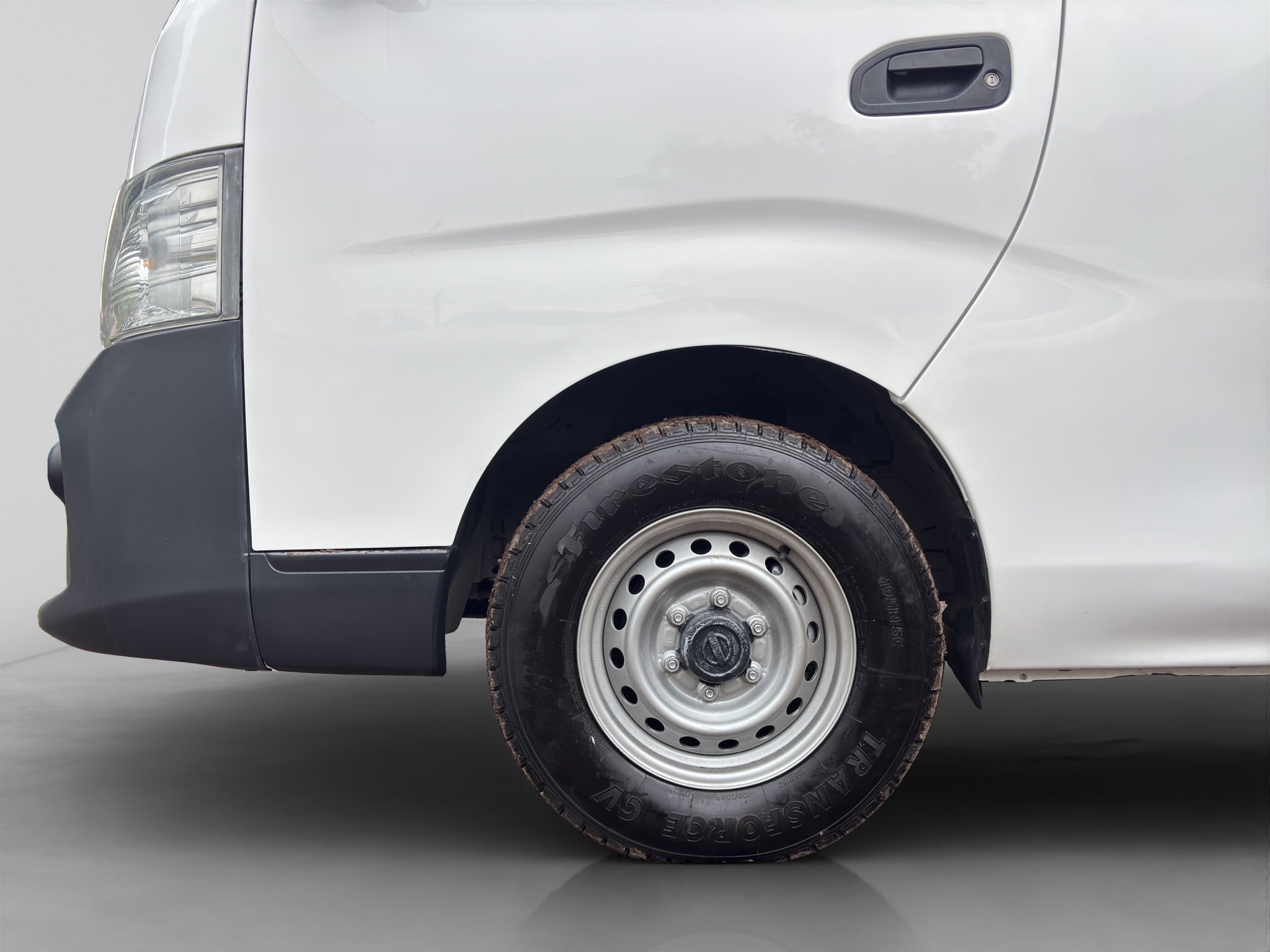 2022 Nissan URVAN 4 PTS AMPLIA TM5 AAC DESEM TRAS 15 PAS
