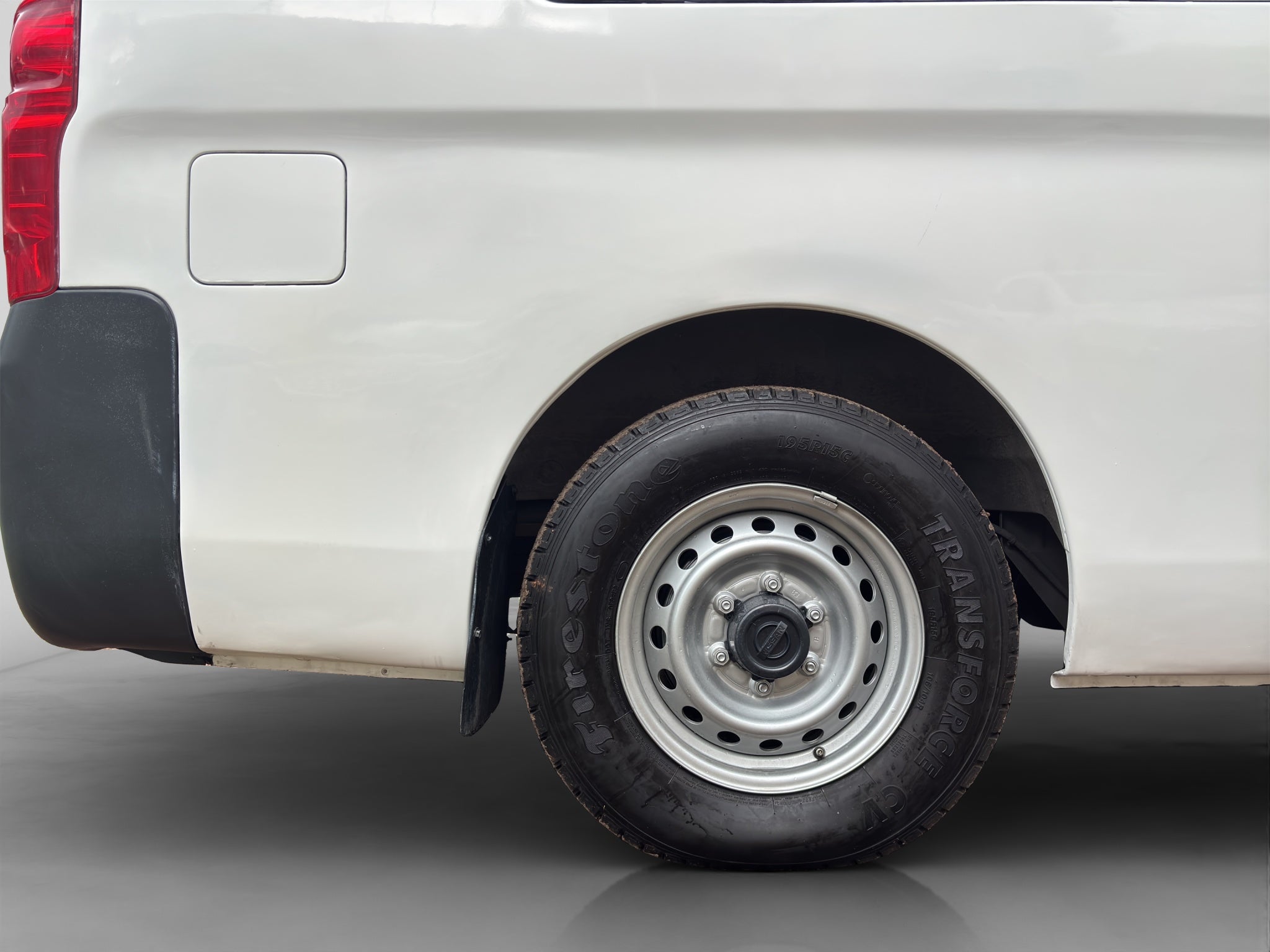 2022 Nissan URVAN 4 PTS AMPLIA TM5 AAC DESEM TRAS 15 PAS