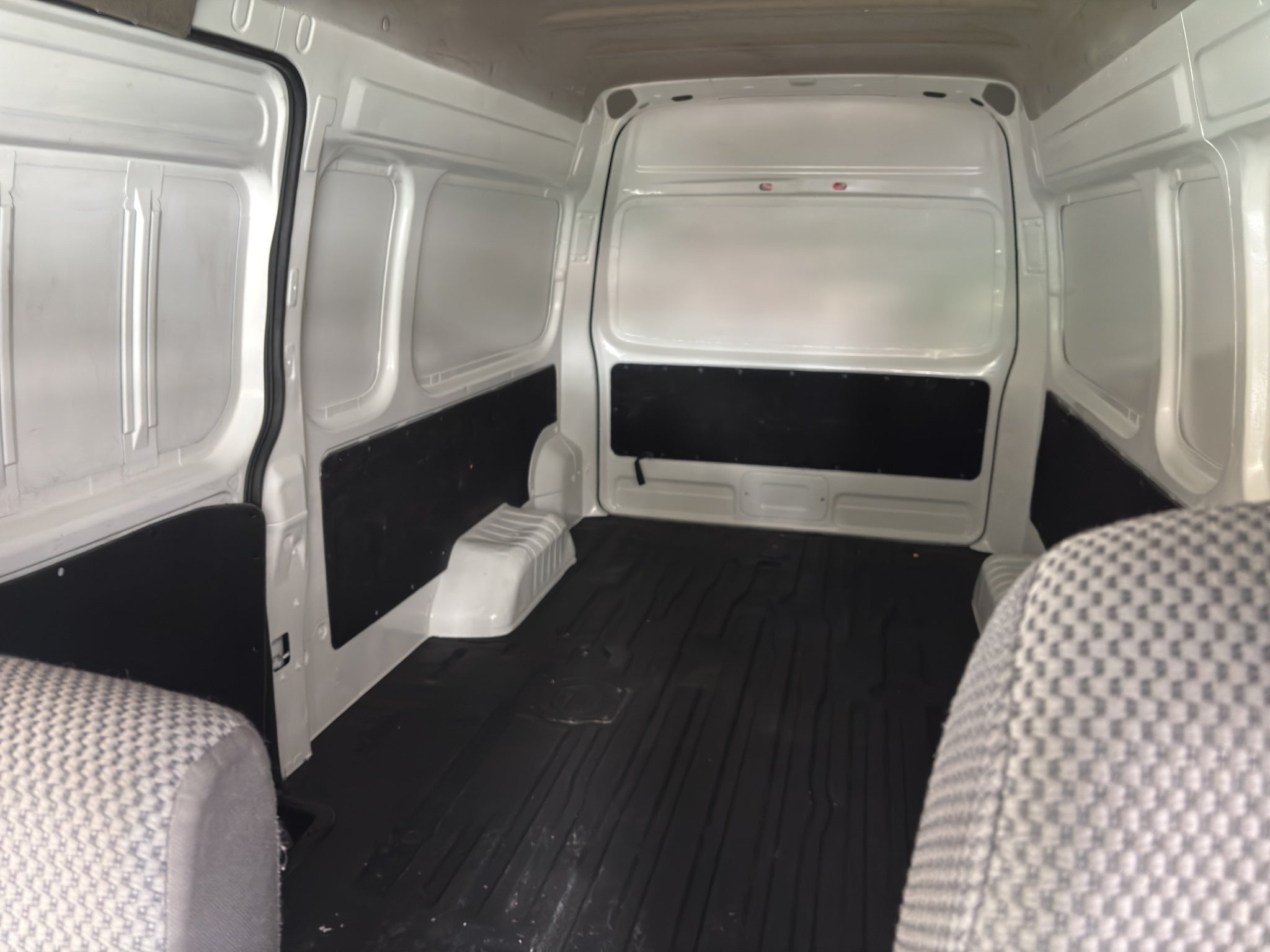 2022 Nissan URVAN 4 PTS AMPLIA TM5 AAC DESEM TRAS 15 PAS