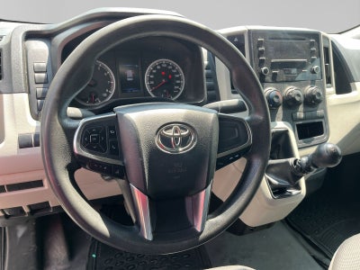 2023 Toyota HIACE 4 PTS DX SUPERLARGA TM5 CVENTANAS