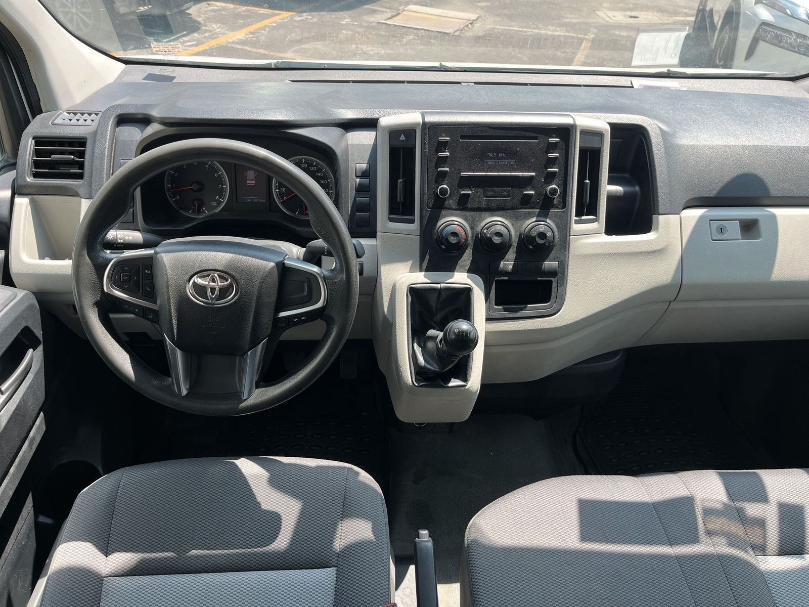 2023 Toyota HIACE 4 PTS DX SUPERLARGA TM5 CVENTANAS