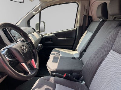 2023 Toyota HIACE 4 PTS DX SUPERLARGA TM5 CVENTANAS