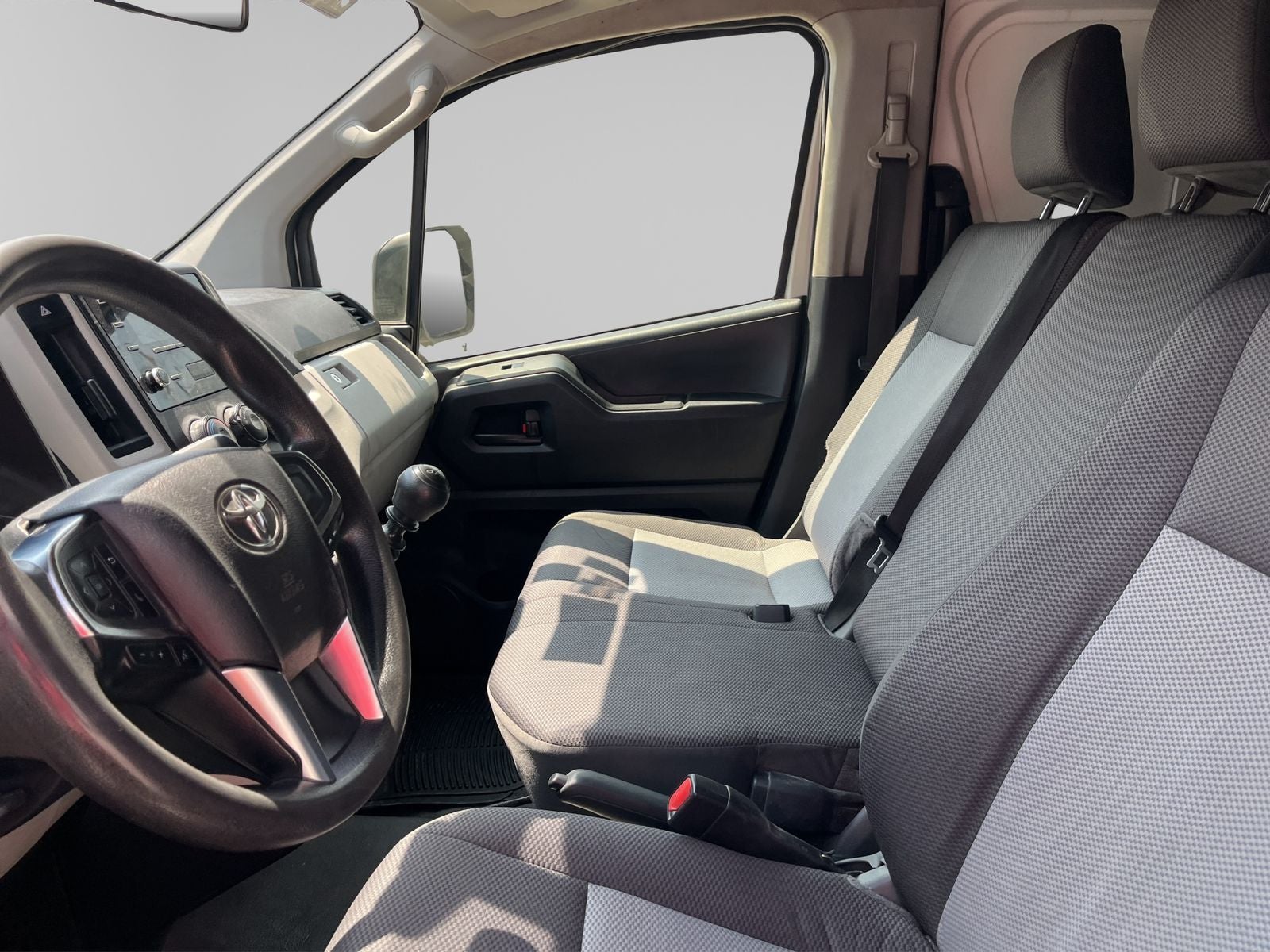 2023 Toyota HIACE 4 PTS DX SUPERLARGA TM5 CVENTANAS