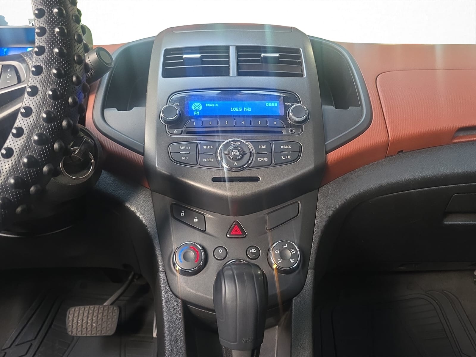 2016 Chevrolet SONIC 5 PTS HB RS 14T TM6 AAC PIEL VE F NIEBLA RA-17