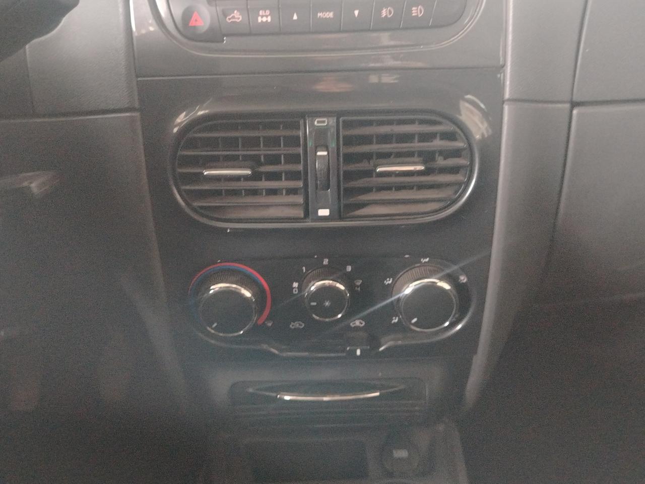 2016 Chrysler 200 4 PTS C 24L TA PIEL GPS RA-19